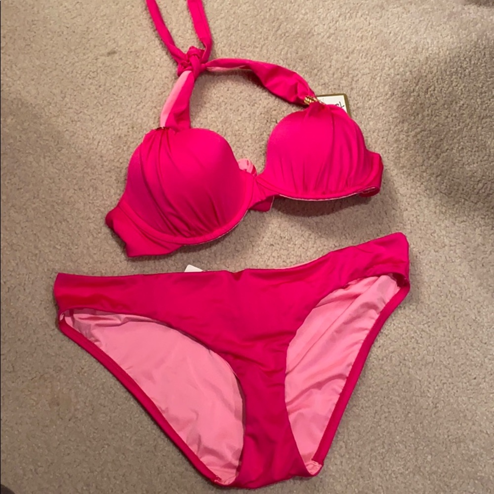 A. Che swimwear in beautiful pink color!